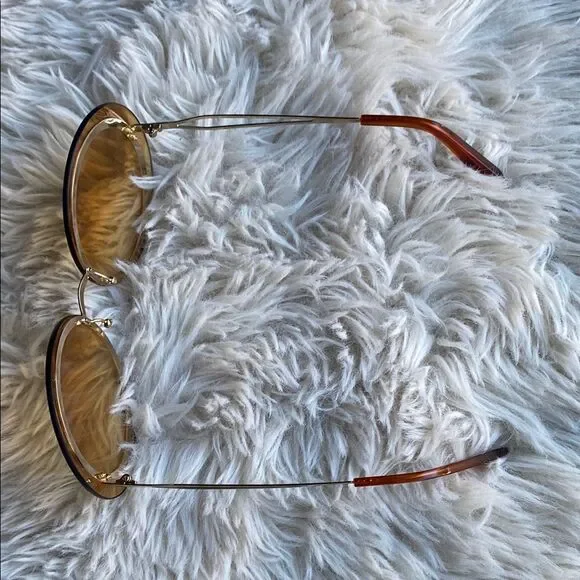 Victoria Beckham Stylish Gold Sunglasses - Picture 4 of 9